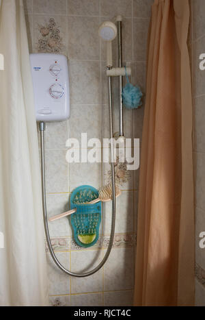 Alte elektrische Dusche in einem Badezimmer im 80er-Stil Stockfoto