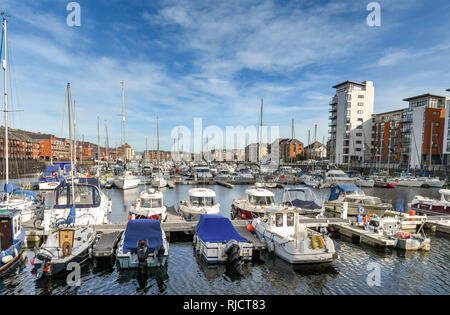 SWANSEA, WALES - Oktober 2018: Boote und Yachten in Swansea Marina. Stockfoto