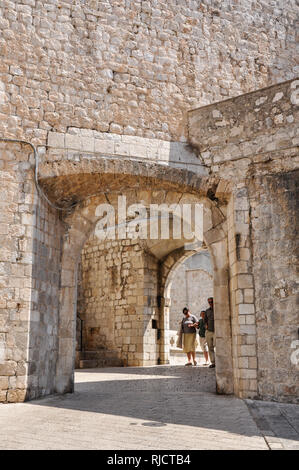 Touristen durch die Fußgängerzonen der Altstadt bummeln, Dubrovnik, Kroatien Stockfoto