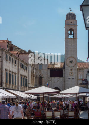 Touristen in Luža Square, einem belebten Platz unter dem Glockenturm, die Altstadt von Dubrovnik, Kroatien Stockfoto