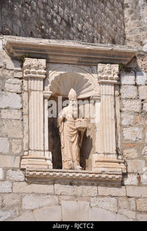 Saint über dem inneren Abschnitt der Ploce geschnitzt, Teil der Mauern der Altstadt von Dubrovnik, Kroatien Stockfoto