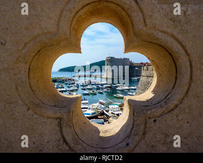 Die Altstadt von Dubrovnik/Kroatien - 5. Juni 2011: Blick über den Hafen/alten Hafen durch die Struktur der Brücke gesehen Stockfoto