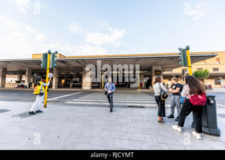 Florenz, Italien - 30 August 2018: die Fassade von Santa Maria Novella Firenze Bahnhof mit Touristen Menschen zu Fuß und McDonald's Sign Stockfoto