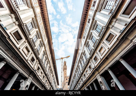 Firenze, Italien - 30. August 2018: Außenfassade berühmte Florenz Uffizi Kunst Museum Galerie Halle mit Gebäude in Florenz Toskana Weitwinkelaufnahme lo Stockfoto