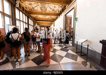 Firenze, Italien - 30. August 2018: Viele Menschen beschäftigt, im berühmten Florenz Uffizi Kunst Museum Galerie Halle mit Architektur Innenausbau und Tour Stockfoto