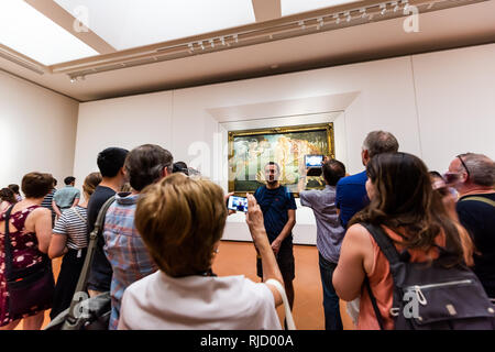 Firenze, Italien - 30. August 2018: Viele Leute stehen, die im berühmten Florenz Uffizi Kunst Museum Galerie Halle mit Botticellis Gemälde namens T Stockfoto
