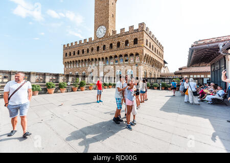 Firenze, Italien - 30. August 2018: Viele Menschen durch Cafe auf der Dachterrasse des berühmten Florenz Uffizi Kunst Museum Galerie mit Blick auf alte Gebäude Palazz Stockfoto