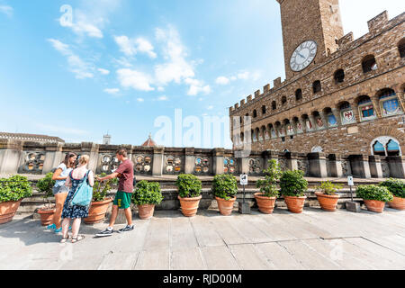 Firenze, Italien - 30. August 2018: Viele Menschen auf der Dachterrasse des berühmten Florenz Uffizi Kunst Museum Galerie mit Blick auf alte Gebäude Palazzo Vecchio Stockfoto