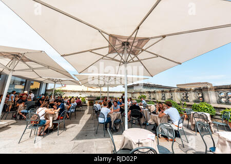 Firenze, Italien - 30. August 2018: Viele Menschen durch Cafe auf der Terrasse des berühmten Florenz Uffizi Kunst Museum Galerie mit Restaurant und Schatten Abdeckung Stockfoto