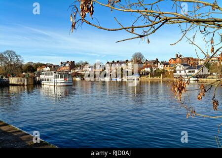 Die Themse an einem kalten sonnigen Wintertag Sunbury Surrey England Großbritannien Stockfoto