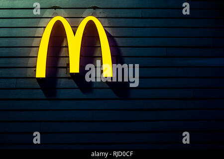 SAN ANTONIO, TX - Mai 29, 2018 - Neue McDonald's Logo installiert mit Marken aus dem alten Logo noch sichtbar auf der Wand/Re-branding Konzept Stockfoto