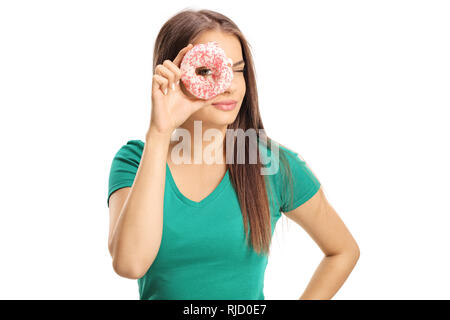 Schöne junge Frau mit langen Haaren durch die Bohrung ist ein Krapfen auf weißem Hintergrund suchen Stockfoto