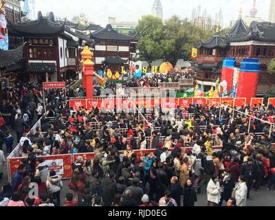 Massen von Menschen der neun Zick-zack-Brücke in Yuyuan Garten während des chinesischen neuen Jahres zu besuchen. 02/04/2019. Shanghai. China. Stockfoto