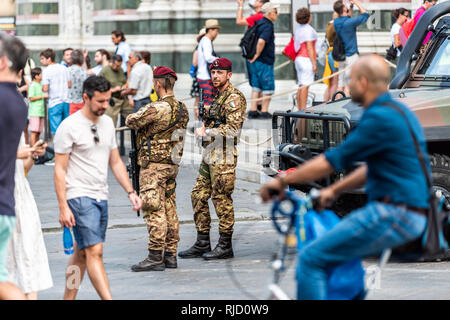 Firenze, Italien - 30. August 2018: Die aussenfassade der berühmten Kirche in Florenz Toskana mit Militär bewaffnete Soldaten und viele Menschen Stockfoto