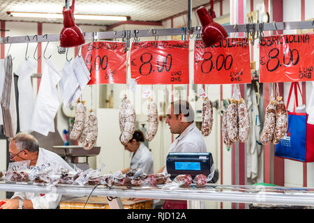 Florenz, Italien - 30 August 2018: Firenze Mercato Centrale Central Market mit Salami brötchen Würstchen hängen an String auf Anzeige im Shop butch Abschaltdruck Stockfoto