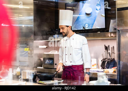 Florenz, Italien - 30 August 2018: Küche Restaurant in Firenze Mercato Centrale Central Market mit Koch Koch Lehre vorbereiten essen Kochkurs Stockfoto