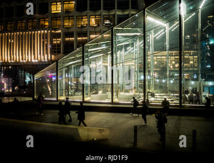 Dunkle Silhouetten vor der Station Tottenham Court Road Glas- und Ausgang geschossen in der Nacht Stockfoto