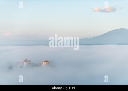 Chiusi Scalo Nebel Nebel Sonnenaufgang auf dem Dach Häuser Gebäude in Umbrien, Italien nahe der Toskana mit weichen Wolken bedeckt, Stadt Stadtbild Skyline in Stockfoto