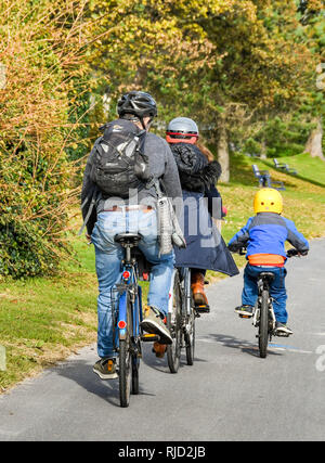 SWANSEA, WALES - Oktober 2018: Familie, Radfahren entlang der Küste von Mumbles nach Swansea. Stockfoto