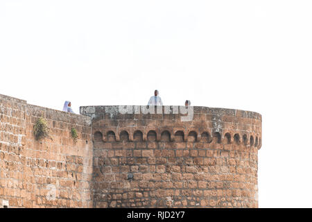 Orvieto, Italien - 3. September 2018: die Kleinen historischen mittelalterlichen Dorf in Umbrien mit Stadtmauer Festung Fort Turm und Nonnen Touristen Stockfoto