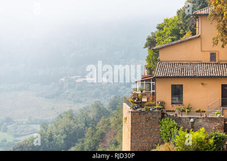 Orvieto, Italien - 3. September 2018: die Kleinen historischen mittelalterlichen Dorf in Umbrien mit Stadtmauer Festung und dem Haus auf Felsen Berg mit Nebel Nebel Stockfoto