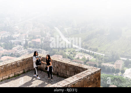 Orvieto, Italien - 3. September 2018: die Kleinen historischen mittelalterlichen Dorf in Umbrien mit Stadtmauer Festung Fort Turm und asiatische junge Touristen mit v Stockfoto