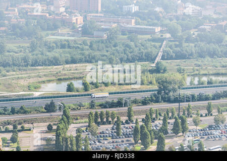 Orvieto, Italien - 3. September 2018: die Kleinen historischen mittelalterlichen Dorf in Umbrien mit Antenne hohen Betrachtungswinkel von Autobahn Straße in Nebel Nebel Nebel Stockfoto