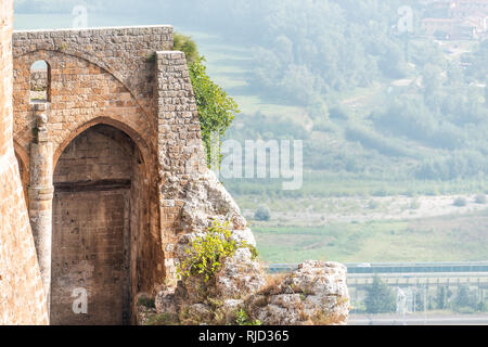 Orvieto, Italien Kleine historische mittelalterliche Dorf in Umbrien mit Stadtmauer Festung Fort Turm und niemand auf der Klippe mit Aussicht Stockfoto