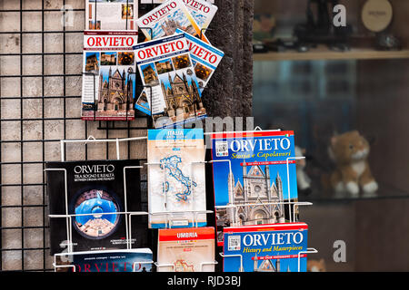 Orvieto, Italien - 3. September 2018: Nahaufnahme von Shopping Souvenirs und Karte Tour Reiseführer in der kleinen italienischen Stadt street Hersteller Einzelhandel Stockfoto