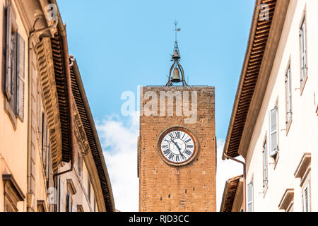 Orvieto, Italien outdoor leere Straße in Umbrien historische Stadt Stadt Dorf Straße schmale Gasse mit orangefarbenen Wänden Kirche Clock Tower closeup Stockfoto