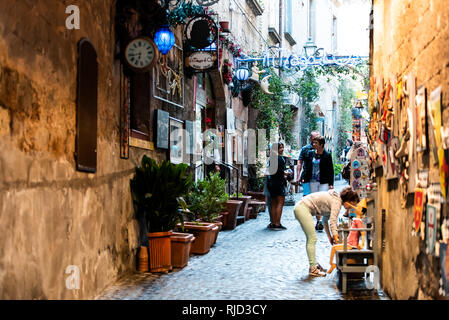 Orvieto, Italien - 3. September 2018: Souvenirs in der kleinen italienischen Stadt Stadt mit engen Gasse street Hersteller retail Display und beleuchtete Leds Stockfoto