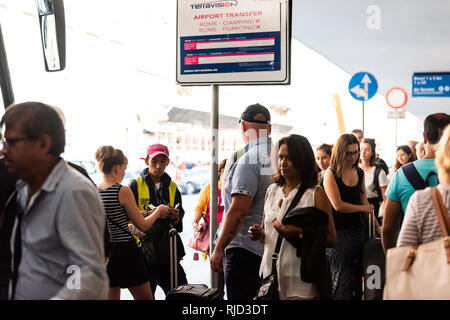 Rom, Italien, 4. September 2018: Eingang zum Bahnhof Termini mit Menschen Touristen zu Fuß boarding Terravision Shuttle Bus stop-Schild zum Flughafen Stockfoto