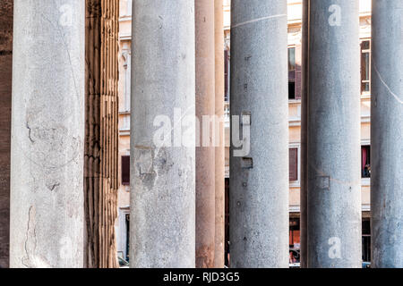 Nahaufnahme des alten Spalten der Gebäude im europäischen Stil äußere Architektur Muster des Pantheons in Rom, Italien, und niemand Stockfoto