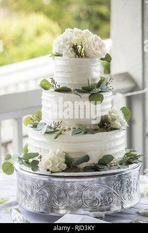 Drei abgestufte Hochzeitstorte mit buttercream Vereisung und Blumen Stockfoto