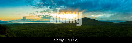 180 Grad Panorama von Sonnenaufgang über dem Regenwald von Nechisar Nationalpark, Äthiopien. Stockfoto