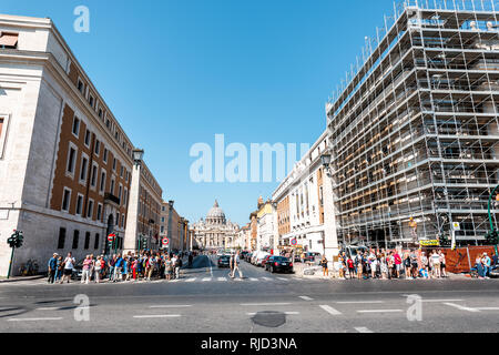 Vatikanstadt, Italien - 5 September, 2018: Italienisch Rom Via della Conciliazione Straße Straße mit Kirche in St. Peter's Square Basilika am sonnigen Sommer da Stockfoto