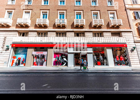 Rome, Italien - 5 September, 2018: Italienische Straße im historischen Ort sunny day Verkaufsplattform für Ferrari Store Stockfoto