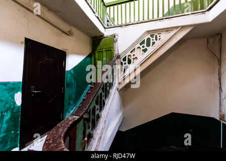 Blick auf alte vintage Treppe wicklung Spirale heruntergekommenen Grün abblätternde Farbe Farbe in Europa mit niemand Architektur Stockfoto