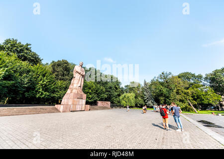 Lemberg, Ukraine - August 1, 2018: Platz im historischen ukrainischen Stadt in der Altstadt von Ivan Franko National University und Denkmal Statue mit Menschen Stockfoto