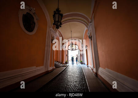 Lemberg, Ukraine - August 1, 2018: Virmenska St bunt Orange Gebäude historische Architektur in der ukrainischen Stadt von armenischen Kathedrale mit Tunnel Stockfoto