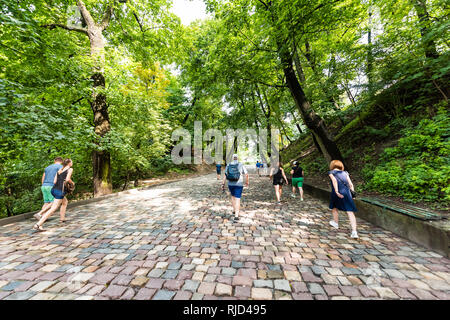 Lemberg, Ukraine - August 1, 2018: Historischen ukrainischen Stadt in der Altstadt mit bunten Steinen gepflasterten Gasse Architektur und Menschen im Sommer Tag Stockfoto