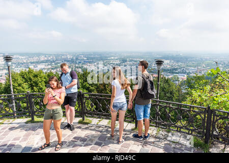 Lemberg, Ukraine - August 1, 2018: die Menschen Touristen an der Spitze der hohen Castle Hill, Ukrainische Stadt Altstadt Berg an sonnigen Sommertagen Stadtbild Stockfoto