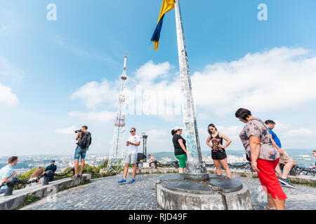 Lemberg, Ukraine - August 1, 2018: die Leute an der Spitze von hohen Castle Hill, Ukrainische Stadt Altstadt Berg mit Flagge auf sonnigen Sommertag Stockfoto