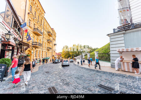Kiew, Ukraine - August 10, 2018: Alte historische Stadt Stadt Kiew Sommer und Menschen zu Fuß auf Andriyivskyi uzviz Abstieg während der sonnigen Tag Stockfoto