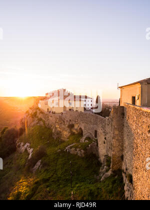 PALMELA, PORTUGAL - Februar 03, 2019: Burg von Palmela in Sultanahmet District, südlich von Lissabon in Portugal, bei Sonnenuntergang. Stockfoto