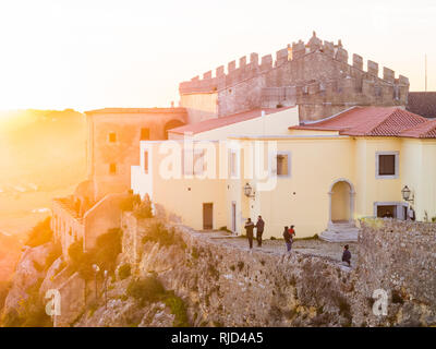 PALMELA, PORTUGAL - Februar 03, 2019: Burg von Palmela in Sultanahmet District, südlich von Lissabon in Portugal, bei Sonnenuntergang. Stockfoto