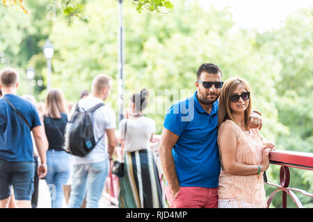 Kiew, Ukraine - 12. August 2018: Kiew Street Bridge im Sommer Peter Gasse Bäume Park und Menschen romantisches Paar für Bild posiert Stockfoto