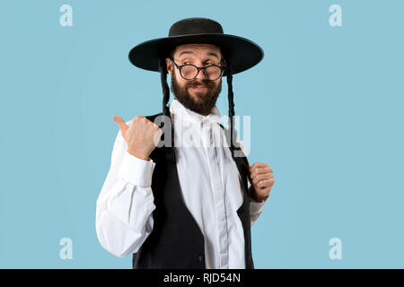 Portrait einer jungen orthodoxen Hasdim jüdischen Mann an Jüdische Festival der Purim im Studio. Die purim, jüdische, Festival, Urlaub, Feier, Judentum, Tradition, Religion Konzept. Stockfoto