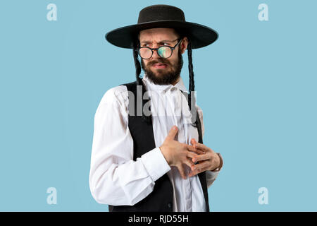 Portrait einer jungen orthodoxen Hasdim jüdischen Mann an Jüdische Festival der Purim im Studio. Die purim, jüdische, Festival, Urlaub, Feier, Judentum, Tradition, Religion Konzept. Stockfoto