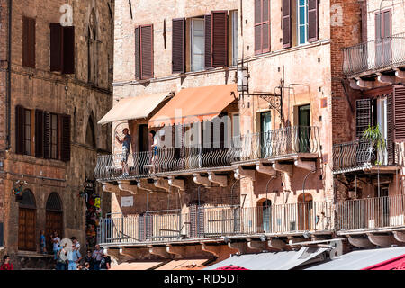 Siena, Italien - 27. August 2018: Straße in der historischen, mittelalterlichen Altstadt Dorf in der Toskana mit Architektur auf Platz während der sonnigen Sommertag Stockfoto